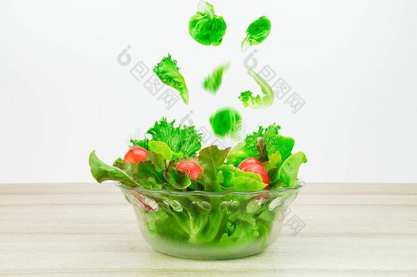 沙拉蔬菜落下采用沙拉蔬菜玻璃碗向伍德