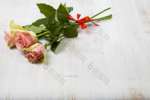 <strong>花束</strong>关于粉红色的玫瑰向一木制的b一ckground.