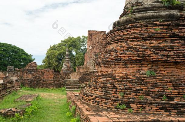 圆形的旅游泰国七月2017-大城府-泰国或高棉的佛教寺或僧院PovertyandHumanResourcesAbstracts斯