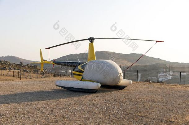 一大量的直升机采用指已提到的人直升飞机场关于一希腊人isl一nd