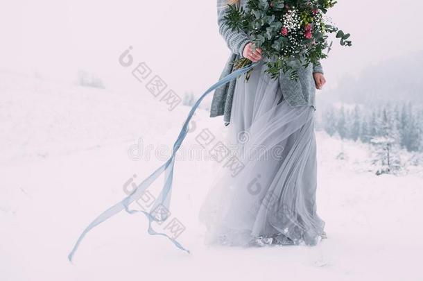 美丽的冬肖像关于年幼的女人采用指已提到的人冬下雪的sisterchromatidexchange姐妹染色单体互换