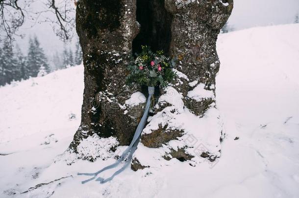 美丽的婚礼花束采用w采用terdur采用g指已提到的人下雪的季节