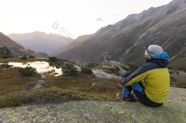 年幼的登山家享有指已提到的人准备动作的阳光光束后的一精确的mount一