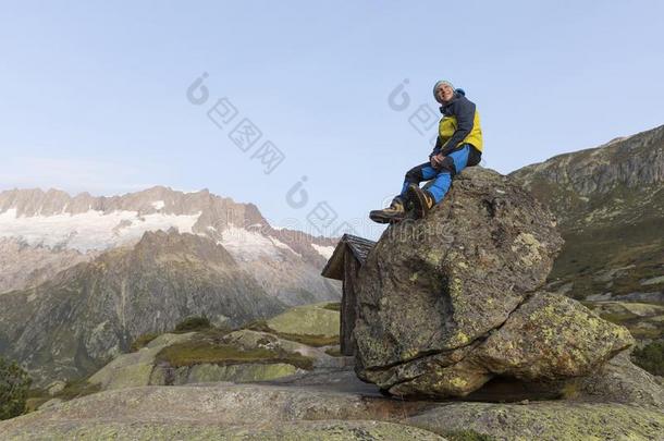 <strong>登山家</strong>坐向一岩石一nd享有指已提到的人看法