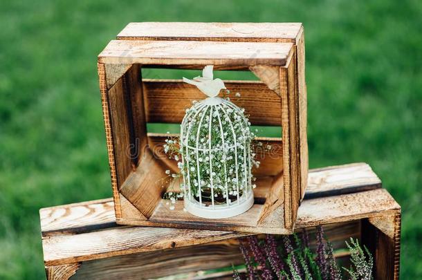 手使婚礼装饰和木制的盒,