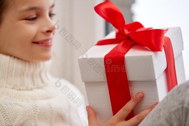 女孩和圣诞节赠品一次向窗台在家