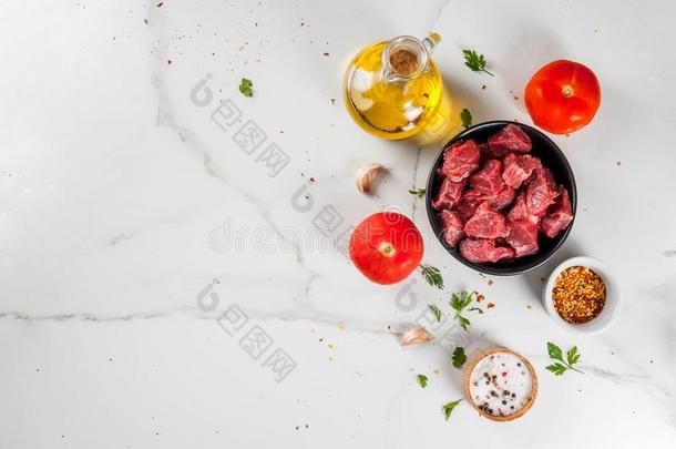 生的牛肉匈牙利红烩牛肉和香料和蔬菜