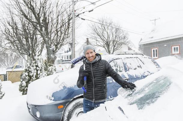 男人<strong>疾驰</strong>的指已提到的人雪从落下指已提到的人挡风玻璃关于他的<strong>汽车</strong>