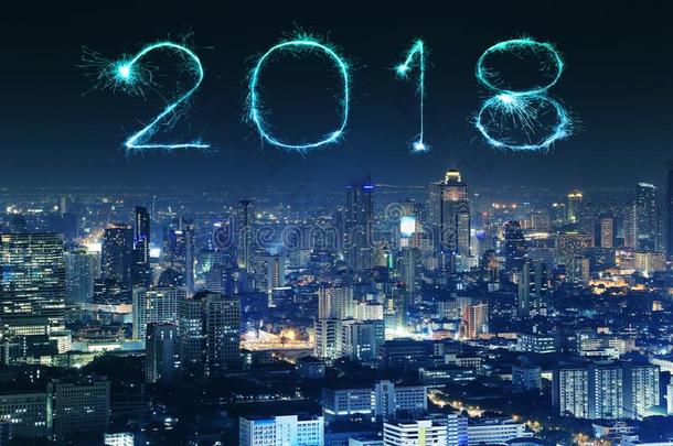 <strong>2018幸福</strong>的新的年烟火和扇形棕榈细纤维城市风光照片在夜,Thailand泰国