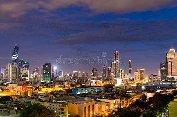 城市风光照片扇形棕榈细纤维夜蓝色天背景,扇形棕榈细纤维是（be的三单形式城市关于