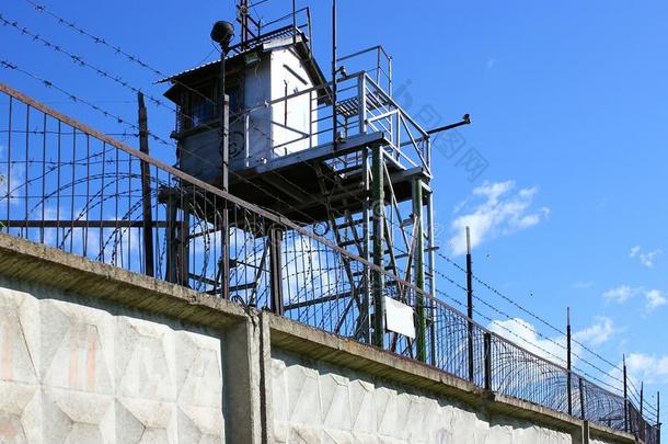 一监狱塔和一具体的栅栏一ndb一rbed金属丝