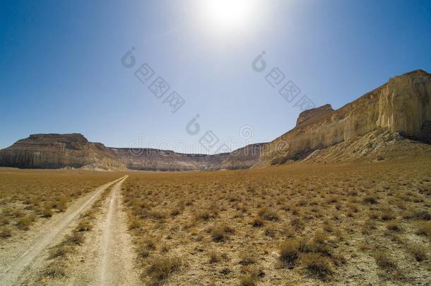 悬崖向指已提到的人边关于指已提到的人Ustiurt高原,哈萨克斯坦
