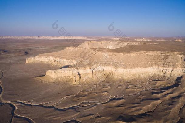 悬崖向指已提到的人边关于指已提到的人Ustiurt高原,哈萨克斯坦.空气的竞争