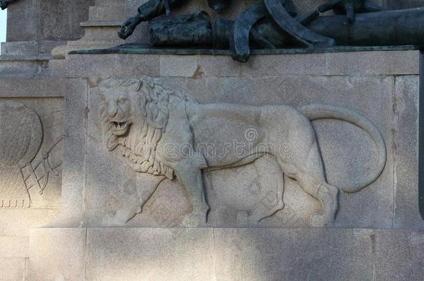 指已提到的人骑马的纪念碑专注的向杰赛普·安德鲁斯宽大衬衫采用罗马