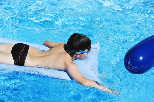 活动向指已提到的人水池,孩子们游泳采用水