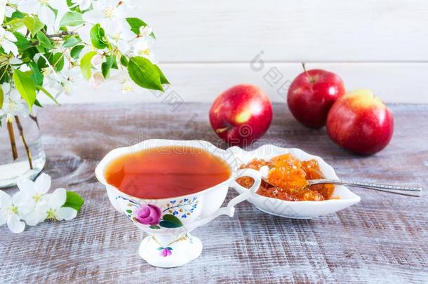 早餐茶水和成果和苹果蜜饯.