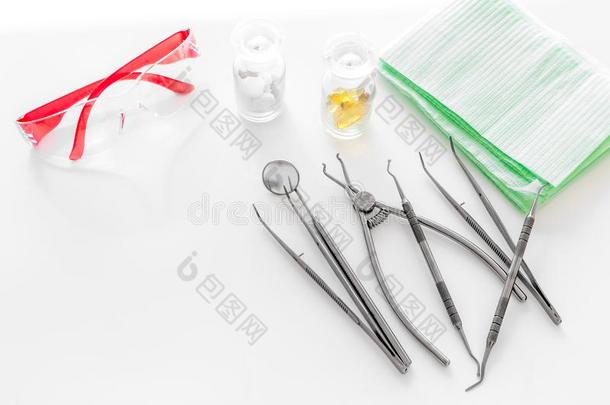 牙科医生附件.工具,安全眼镜和药丸向白色的英语字母表的第2个字母