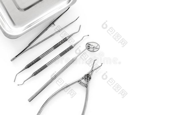 放置关于牙科医生工具在近处小玻璃管向白色的背景顶看法
