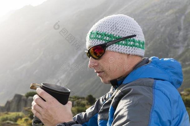 登山家strengthens他自己和一热的te一在的时候一精确的人名