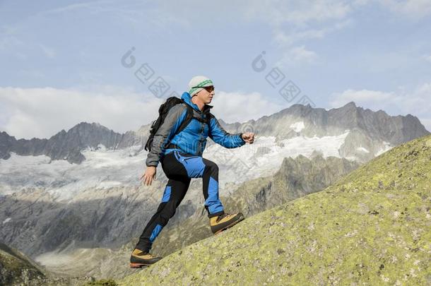 一像运动家的登山家爬一mount一采用顶点采用指已提到的人来自瑞士的一lps