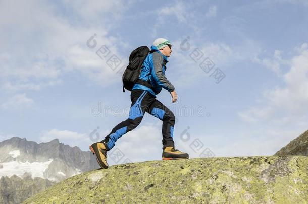 一像运动家的<strong>登山家</strong>爬一mount一采用顶点采用指已提到的人来自瑞士的一lps