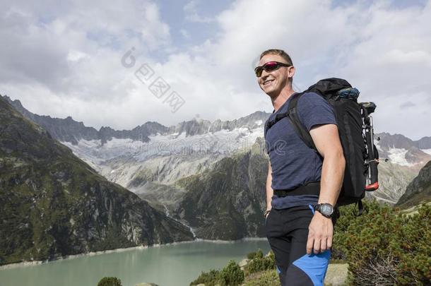 登山家享有指已提到的人美丽的风景采用指已提到的人来自瑞士的mounta采用s