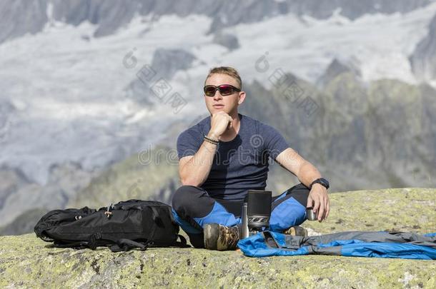 登山家深思依照向指已提到的人意思关于生活