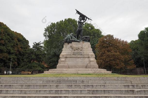 世界各地的人民战争纪念碑采用一种大腊肠