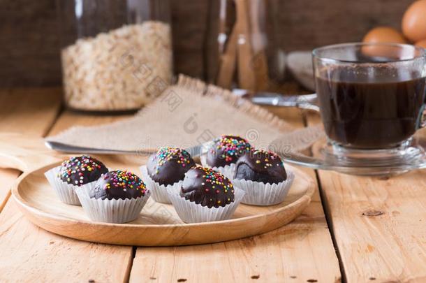 富有色彩的巧克力少量向美味的圆形的巧克力涂上一层的CAK
