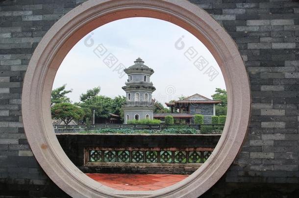 圆弓形门,中国人江南花园