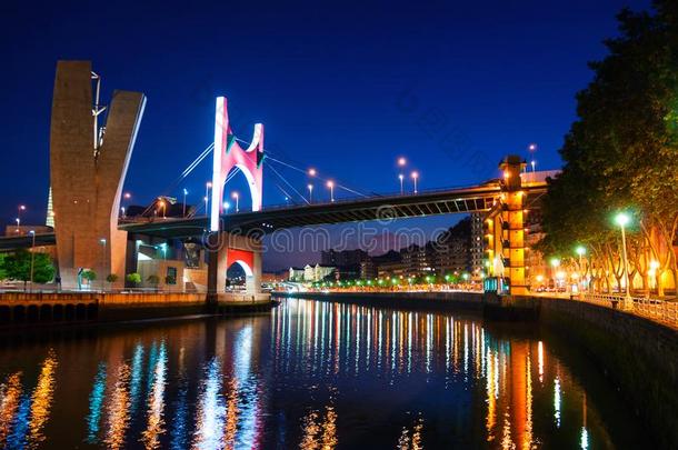 被照明的萨尔贝科zubia桥越过<strong>霓虹</strong>河采用毕尔巴鄂,speciality专业