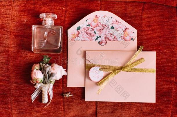 婚礼放置关于插于钮孔上之花,香水和可爱的信封和lettisc拉脱维亚的