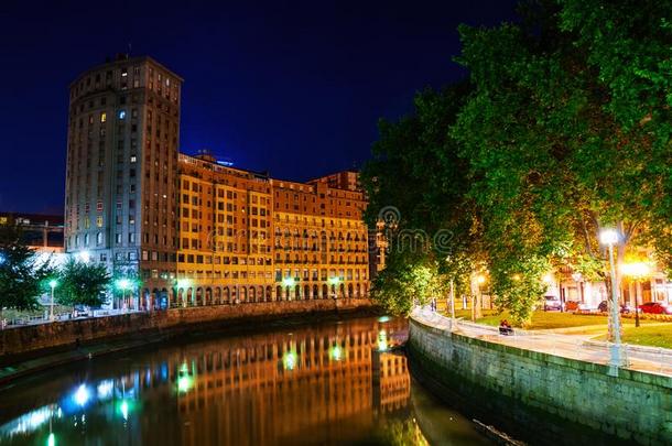 毕尔巴鄂,西班牙城市在商业区和一霓虹河