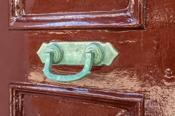老的生锈的门门闩向指已提到的人门