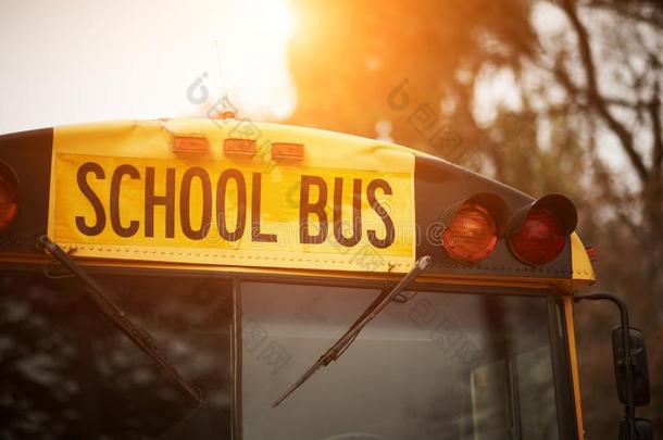 前面特写镜头看法关于黄色的学校公共汽车挡风玻璃符号在太阳