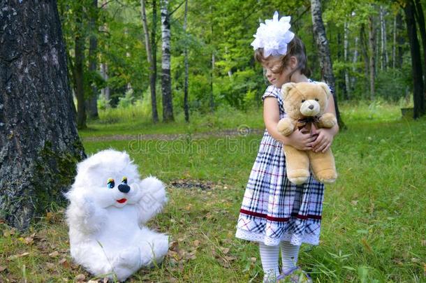 秋森林熊玩具微笑的人公园玩具玩具在户外children儿童