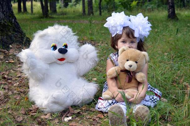 秋森林熊玩具微笑的人公园玩具玩具在户外children儿童