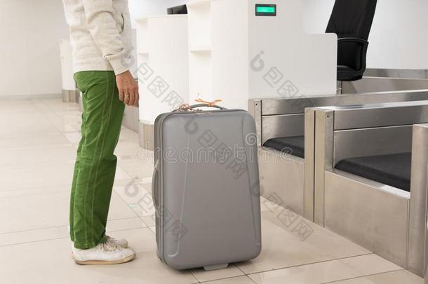 乘客和行李采用检查-采用柜台在机场