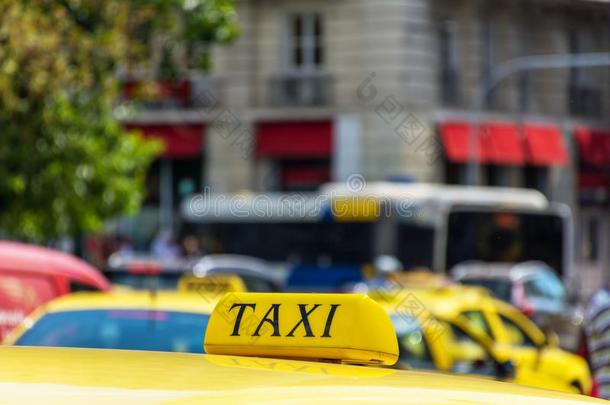 黄色的出租车符号向出租车车辆屋顶