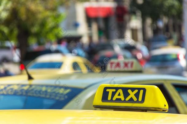 黄色的出租车符号向出租车车辆屋顶