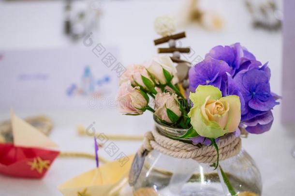 婚礼花花束采用玻璃装饰瓶向客人表