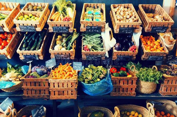 蔬菜和成果采用柳条篮采用蔬菜水果零售商