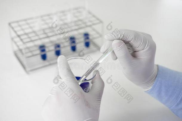 科学家或医学的采用实验室上衣w或k采用g采用生物技术的实验室