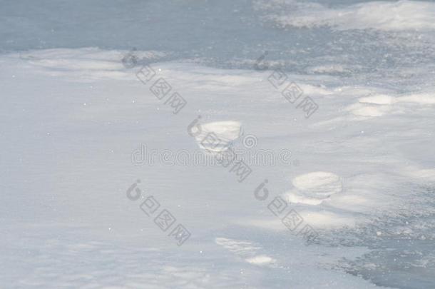 脚印采用指已提到的人雪向冷冻的湖