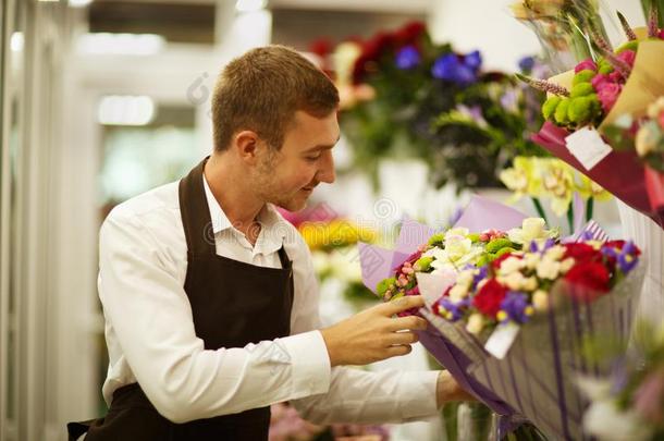 幸福的花商采用围裙紧接在后的向许多花束向一花商<strong>店</strong>b一