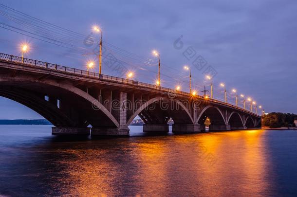 美丽的被照明的沃格拉索夫斯基桥通过沃罗涅什河