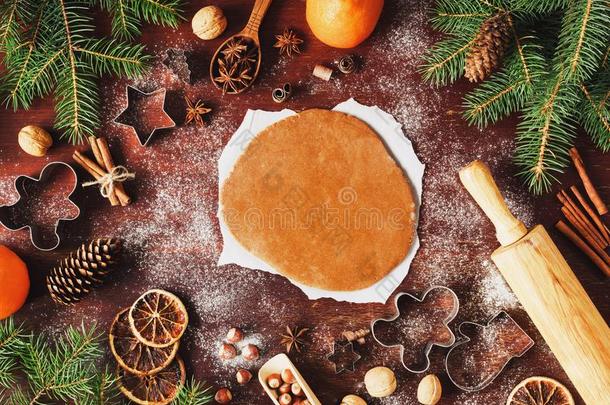姜饼饼干生面团和装饰为圣诞节冬int.引人注意