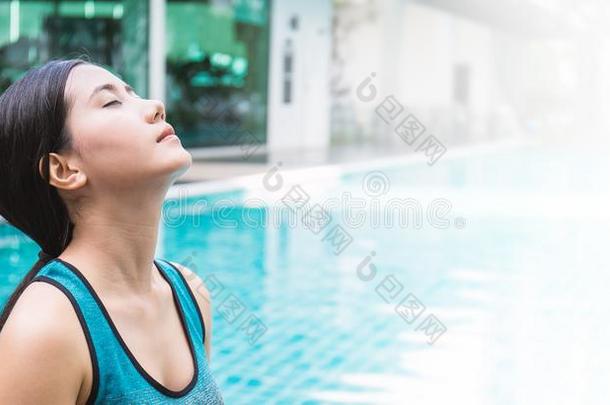 泰国旅行假期女人游泳令人轻松的在奢侈水池