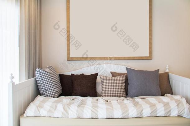 现代的沙发采用乳霜颜色房间.