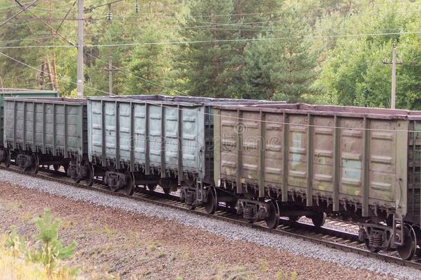 铁路和货运火车和生锈的铁路四轮的运货马车出行一起
